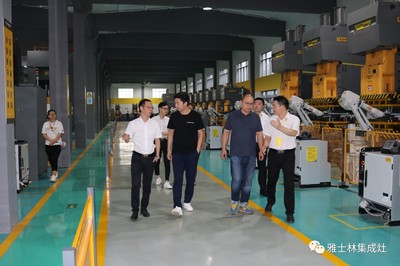 京东厂直优品计划区域负责人参观雅士林集成灶